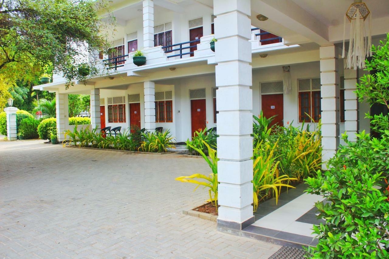 Hotel Senora Kataragama Ngoại thất bức ảnh